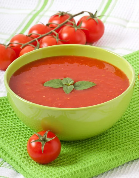 Традиционный горячий томатный суп с базиликом — стоковое фото