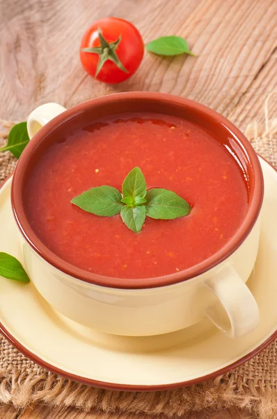 Παραδοσιακό ζεστό φρέσκο δίαιτα σούπα τομάτας με βασιλικό — Φωτογραφία Αρχείου