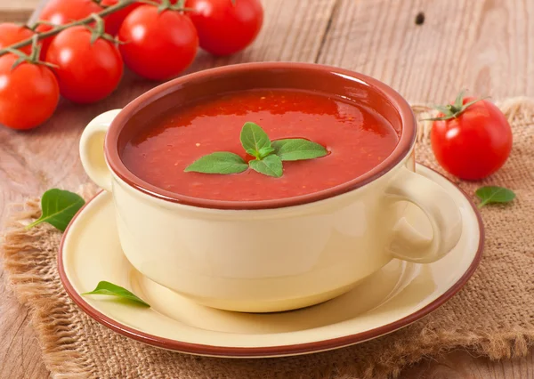Traditionele warme verse dieet tomatensoep met basilicum — Stockfoto