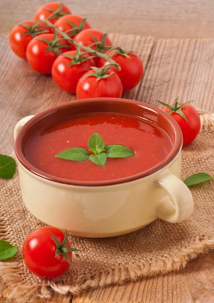 Minestra di pomodoro fresca e calda tradizionale con basilico — Foto Stock