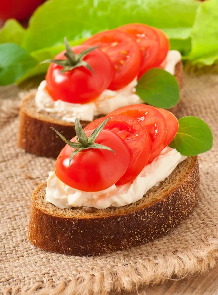 Roomkaas, warme brood tomaten en basilicum — Stockfoto