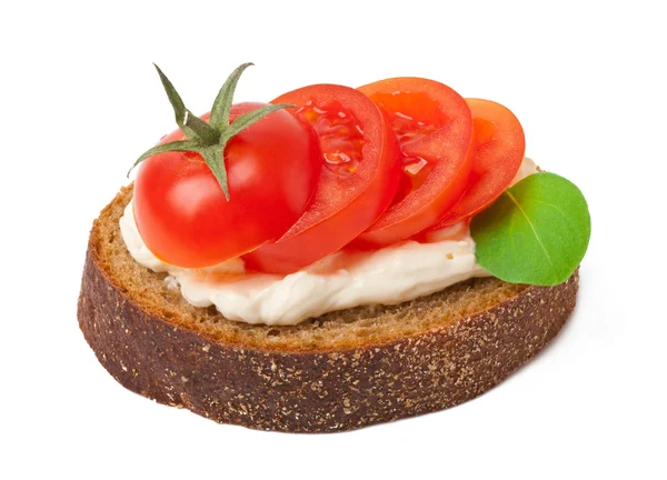 Warme brood tomaten, roomkaas en basilicum geïsoleerd op witte achtergrond — Stockfoto