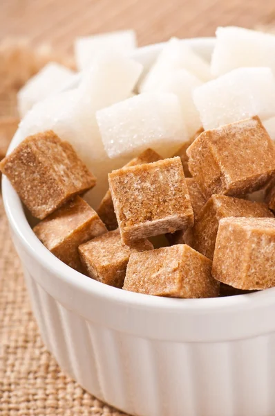 Close-up de cubos de açúcar mascavo e branco — Fotografia de Stock