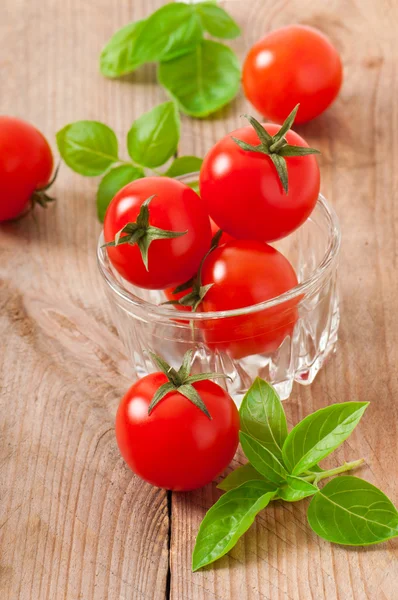 Tomates cherry en un tazón — Foto de Stock