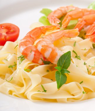 karides ve domatesli makarna