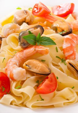 pasta with shrimps, mussels and tomatoes