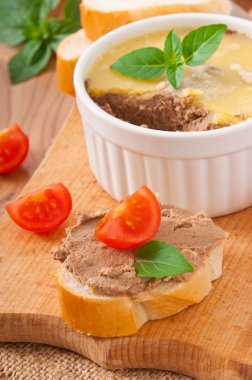 ev yapımı tavuk karaciğer pate, fesleğen, domates ve beyaz ekmek dilimleri