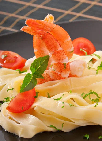 Pasta med räkor och tomater — Stockfoto