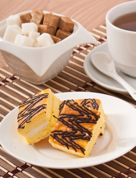 Řez piškotový dort s čajem a cukru — Stock fotografie