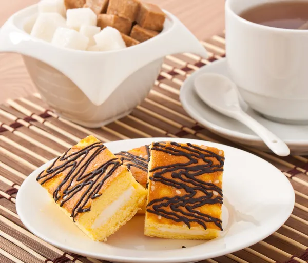 Segment van de spons cake met thee en suiker — Stockfoto