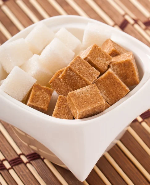 Close-up of cubes of brown and white sugar — Stok Foto