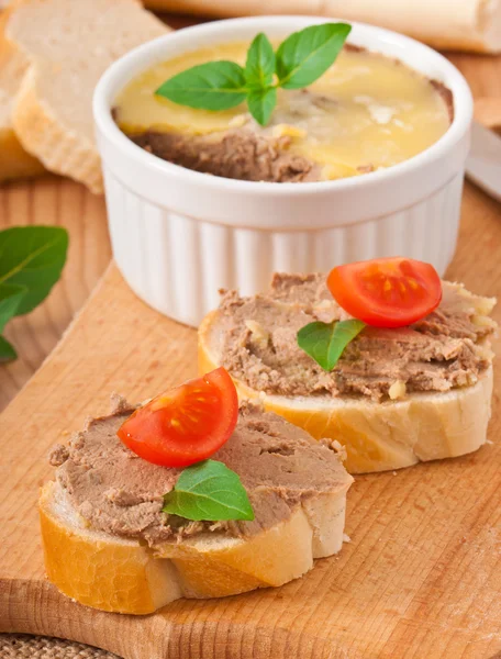 Zelfgemaakte kip lever pate, basilicum, tomaten en segmenten van wit brood — Stockfoto