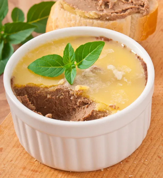 Pate de fígado de frango caseiro, manjericão e fatias de pão branco — Fotografia de Stock