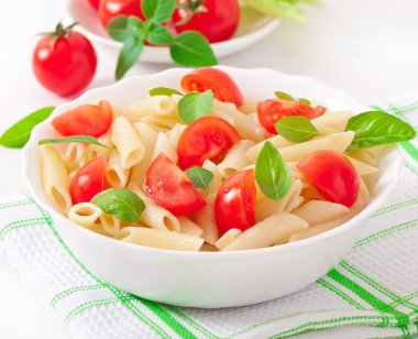 makarna salata domates ve taze fesleğen yaprağı