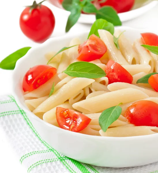 Ensalada de pasta con tomates cherry y hojas de albahaca fresca — Foto de Stock