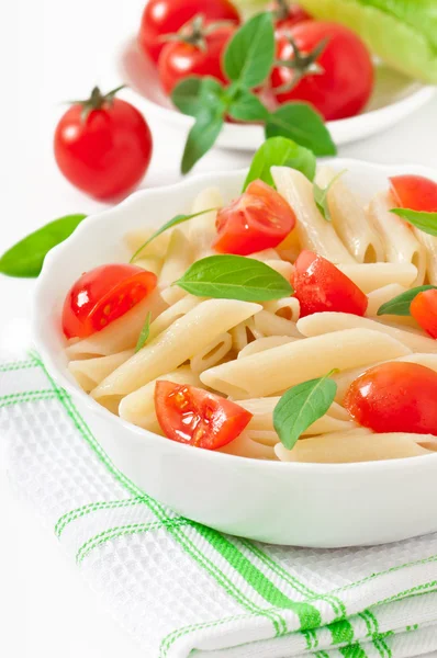 Insalata di pasta con pomodorini e foglie di basilico fresche — Foto Stock