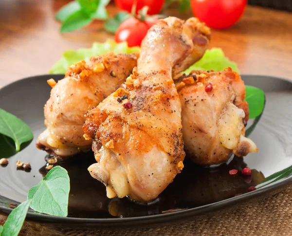 Grilled chicken legs and vegetables — Stock Photo, Image