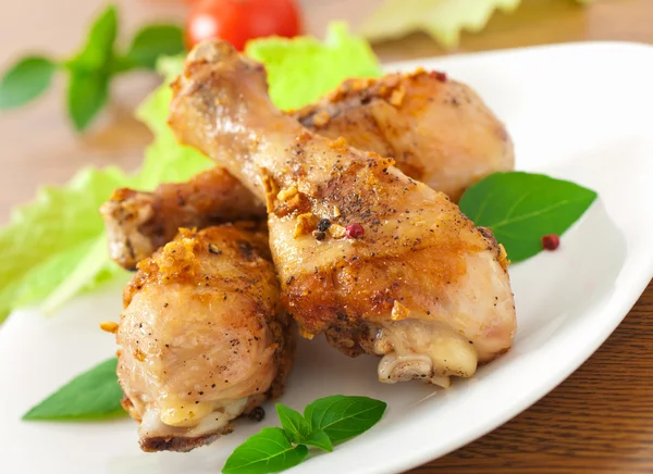 Grilled chicken legs and vegetables — Stock Photo, Image