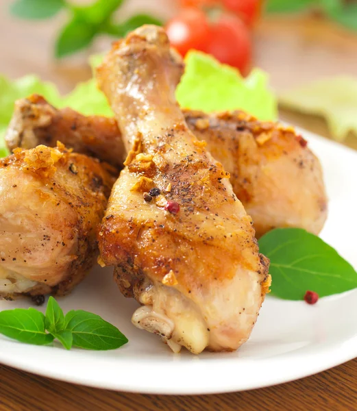 Jambes et légumes de poulet grillés — Photo