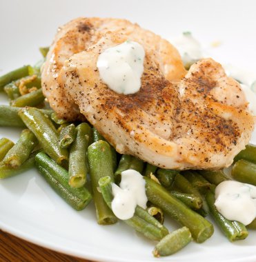 yeşil fasulye ve beyaz tabakta sos ızgara tavuk göğsü.