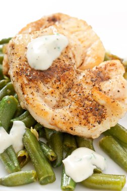 yeşil fasulye ve beyaz tabakta sos ızgara tavuk göğsü.