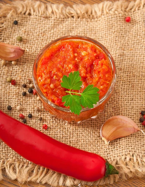 Red hot chili peppar och ingredienserna till såsen och sås — Stockfoto