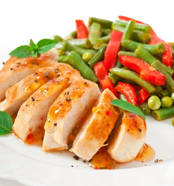 Pechuga de pollo con verduras y salsa decorada con hojas de albahaca —  Fotos de Stock