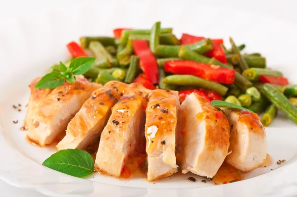 Peito de frango com legumes e molho decorado com folhas de manjericão — Fotografia de Stock