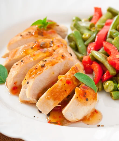 Peito de frango com legumes e molho decorado com folhas de manjericão — Fotografia de Stock