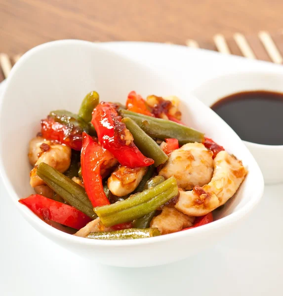 Stir fry chicken with sweet peppers and green beans — Stock Photo, Image