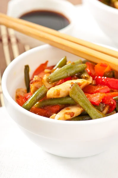 Stir fry chicken with sweet peppers and green beans — Stock Photo, Image