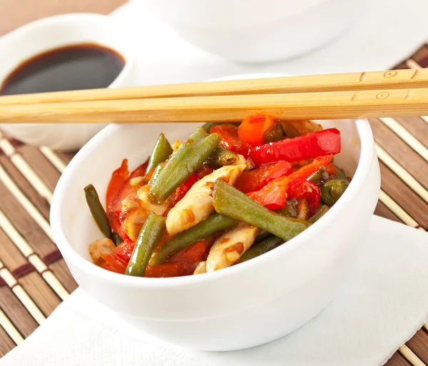 Stir fry chicken with sweet peppers and green beans — Stock Photo, Image