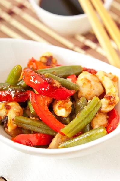 Stir fry chicken with sweet peppers and green beans — Stock Photo, Image