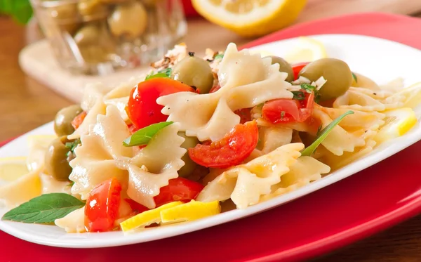 Spanischer Salat mit Nudelbögen, Tomaten und Huhn — Stockfoto