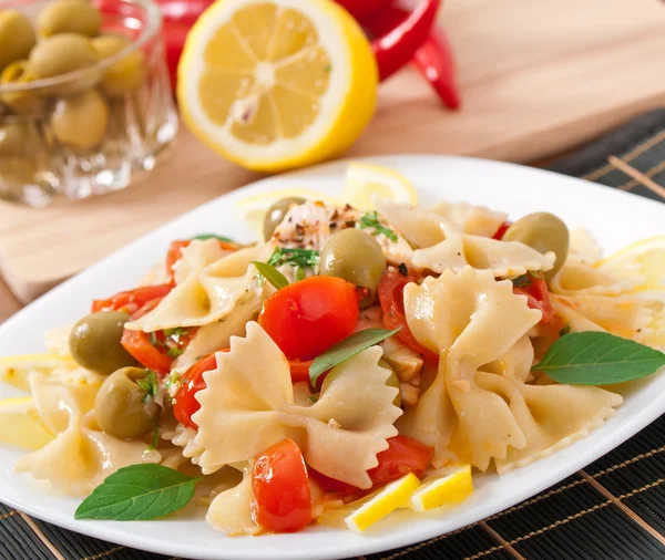 Spanish salad with pasta bows, tomatoes and chicken — Stock Photo, Image