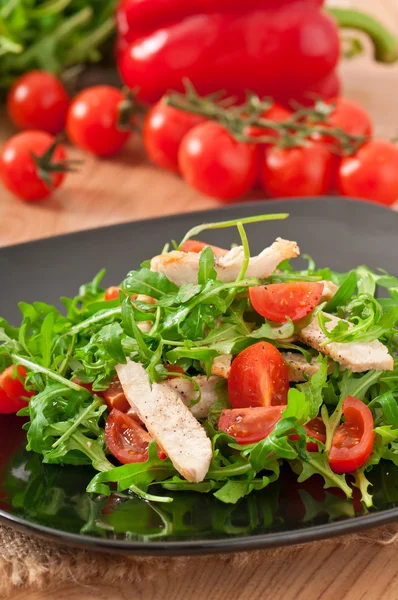 Filé grelhado de frango e uma salada de rúcula e tomate — Fotografia de Stock