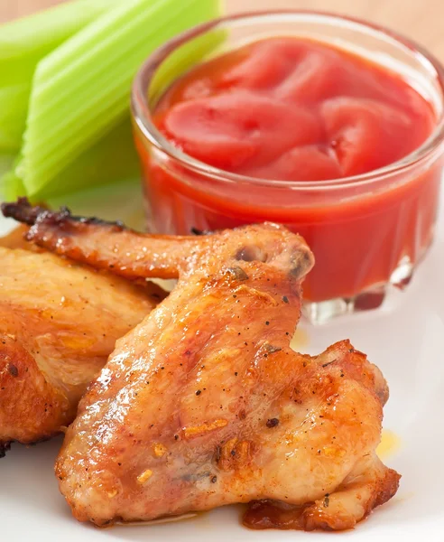 Delicious and juicy fried chicken wings — Stock Photo, Image