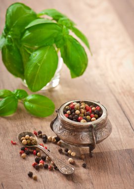 eski bir kase ve fesleğen yaprakları bezelye biber karışımı