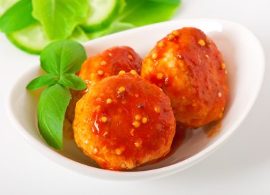 köfte, domates sosu, fesleğen yaprakları ile süslenmiş