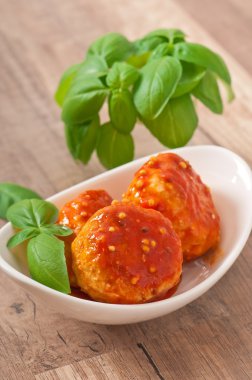 köfte, domates sosu, fesleğen yaprakları ile süslenmiş