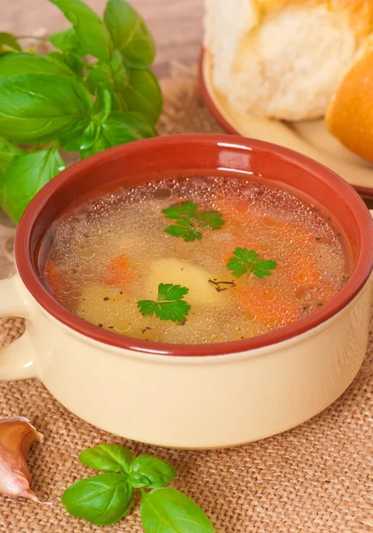 Куриный суп в коричневой керамической миске — стоковое фото
