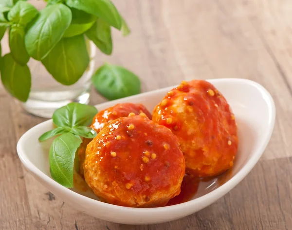 Köttbullar i tomatsås, dekorerad med blad basilika — Stockfoto