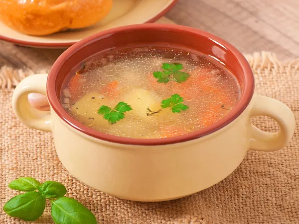 Куриный суп в коричневой керамической миске Стоковая Картинка