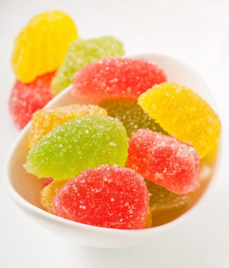 Beyaz bir kase renkli hünnap