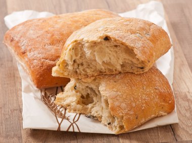 ciabatta ahşap bir masa üzerine peynir ile
