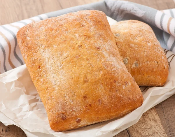 Ciabatta, egy fából készült asztal sajttal — Stock Fotó