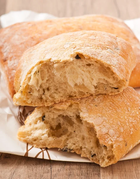 Ciabatta med ost på ett träbord — Stockfoto