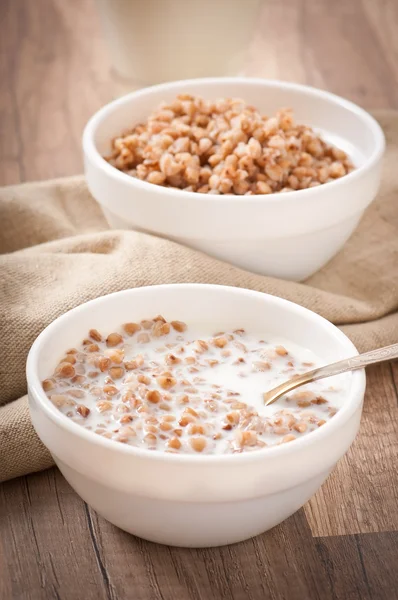 Buchweizenbrei mit Milch — Stockfoto