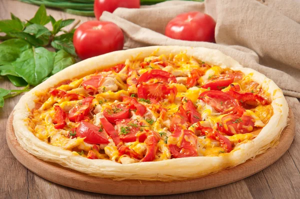 Appetitliche Pizza mit Hühnchen, Tomaten, Paprika und Käse — Stockfoto