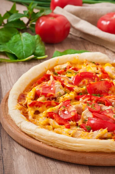 Аппетитная пицца с курицей, помидорами, перцем и сыром — стоковое фото
